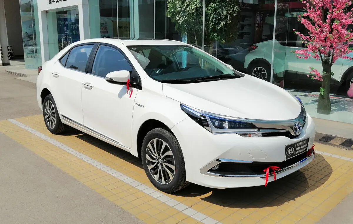 Toyota COROLLA SEDAN HYBRID 2025 - Image 9