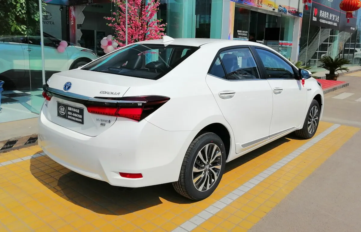 Toyota COROLLA SEDAN HYBRID 2025 - Image 10