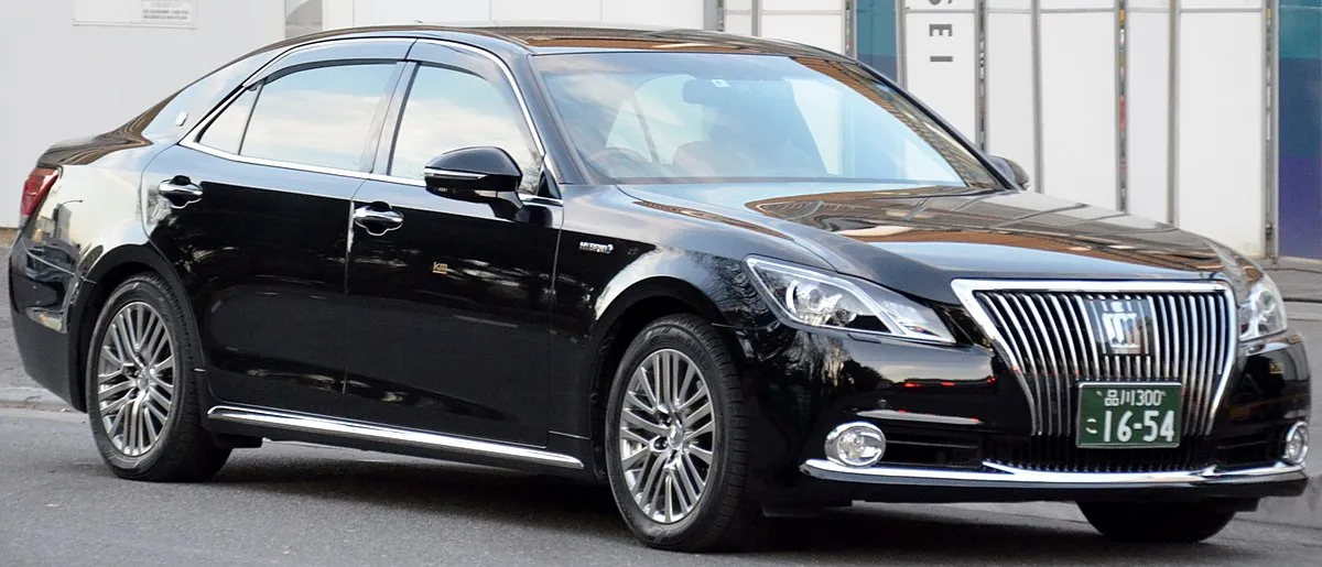 Toyota Crown Majesta 2013 2.5 Hybrid CVT 4WD Sedan - Image 1