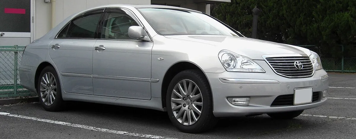 Toyota Crown Majesta 2013 2.5 Hybrid CVT 4WD Sedan - Image 2