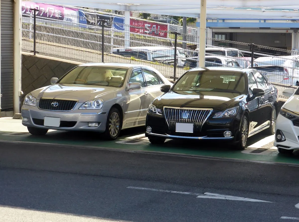 Toyota Crown Majesta 2013 2.5 Hybrid CVT 4WD Sedan - Image 5