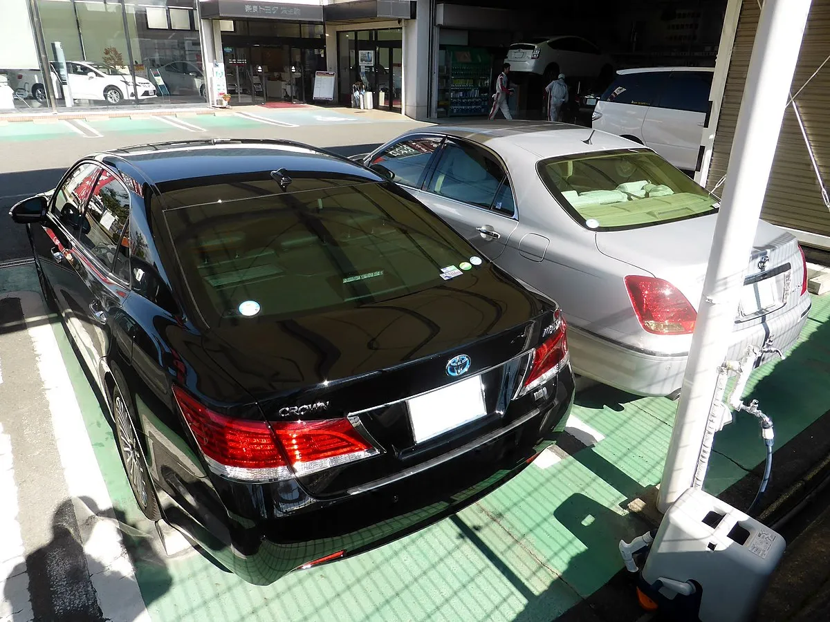 Toyota Crown Majesta 2013 2.5 Hybrid CVT 4WD Sedan - Image 6