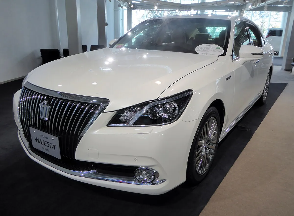 Toyota Crown Majesta 2013 2.5 Hybrid CVT 4WD Sedan - Image 8