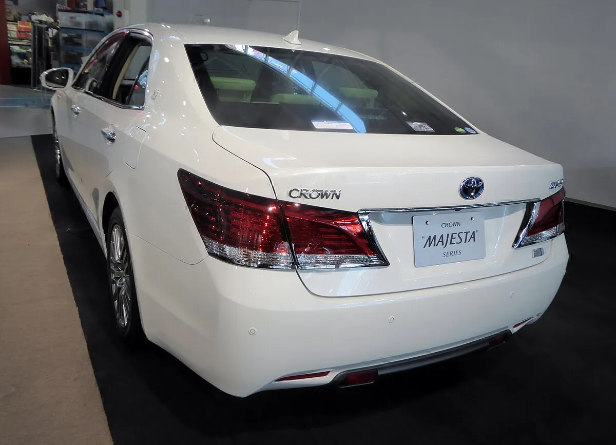 Toyota Crown Majesta 2013 2.5 Hybrid CVT 4WD Sedan - Image 9