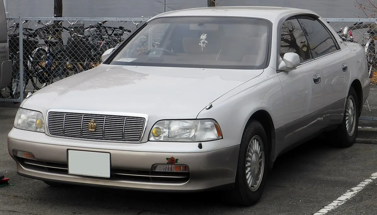 Toyota Crown Majesta 2013 2.5 Hybrid CVT 4WD Sedan - Image 10