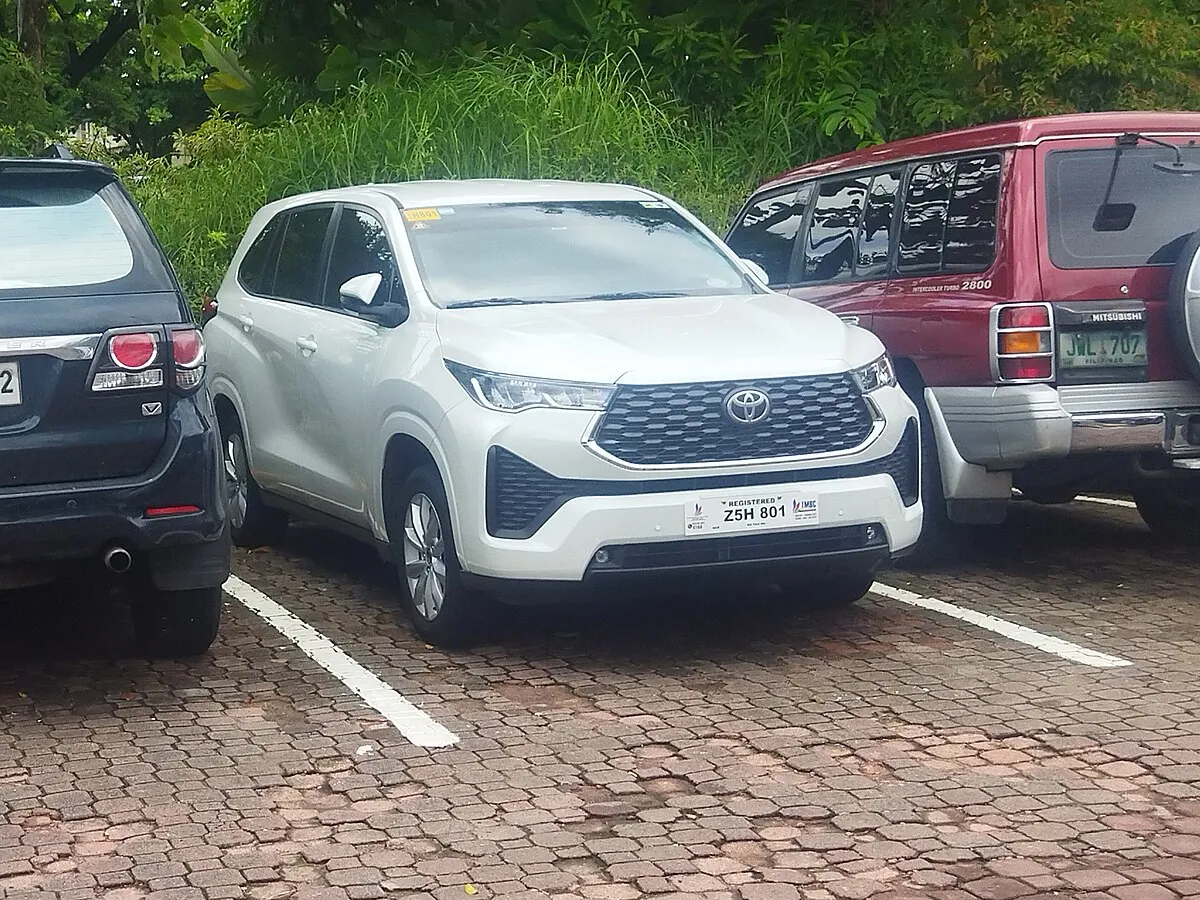 Toyota INNOVA HYCROSS 2025 - Image 2