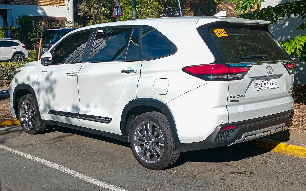 Toyota INNOVA HYCROSS 2025 - Image 7