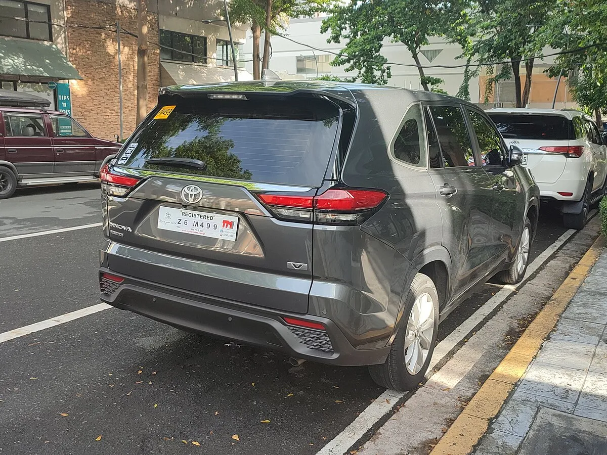 Toyota Innova 2025 Toyota Innova 2.8 G Diesel MT (White Pearl Crystal Shine) - Image 10