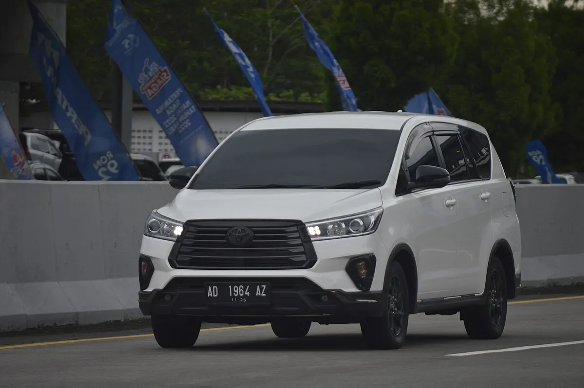 Toyota Toyota Innova 2021 Toyota Innova 2.8 E Diesel AT - Image 10