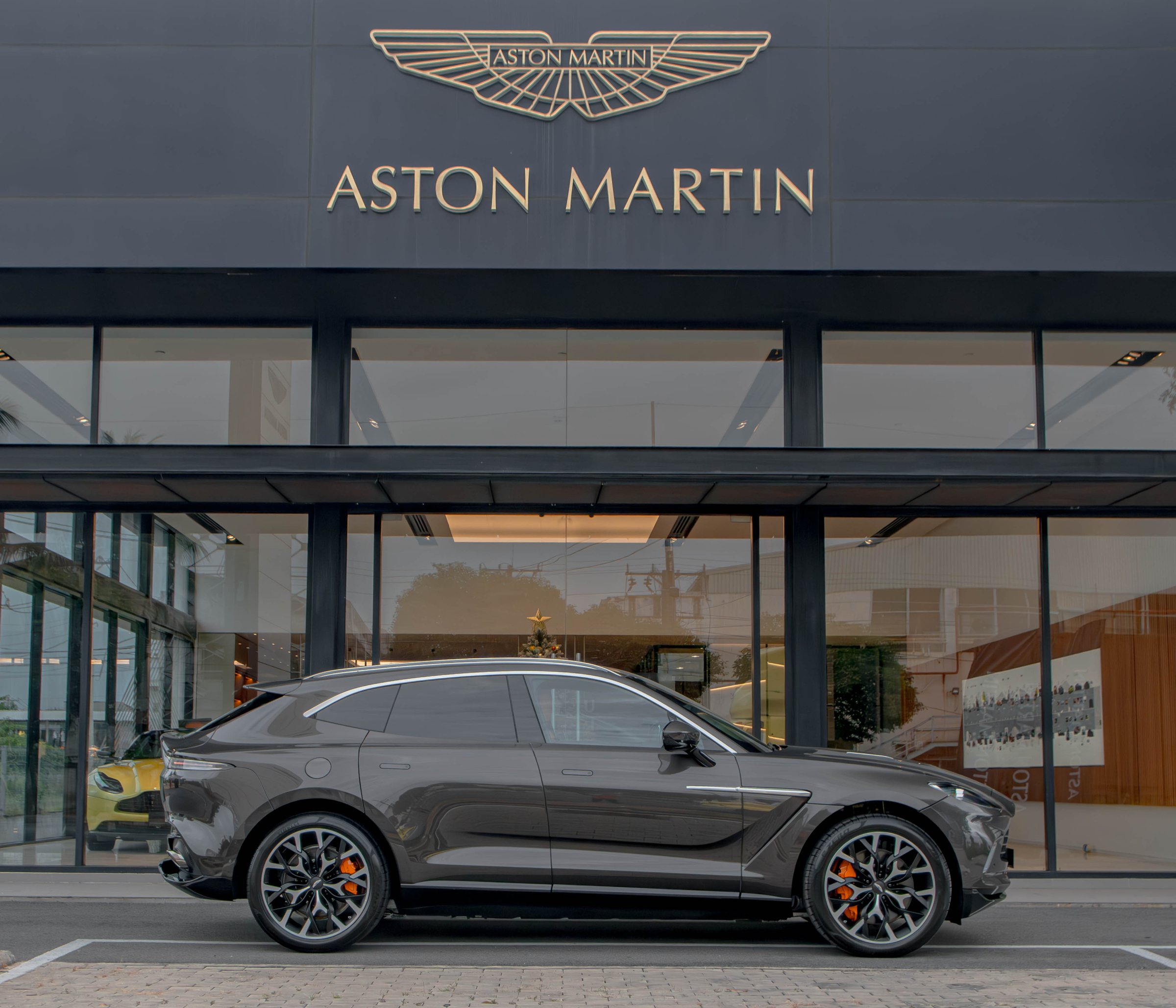 Aston Martin DBX 2023 - Image 4