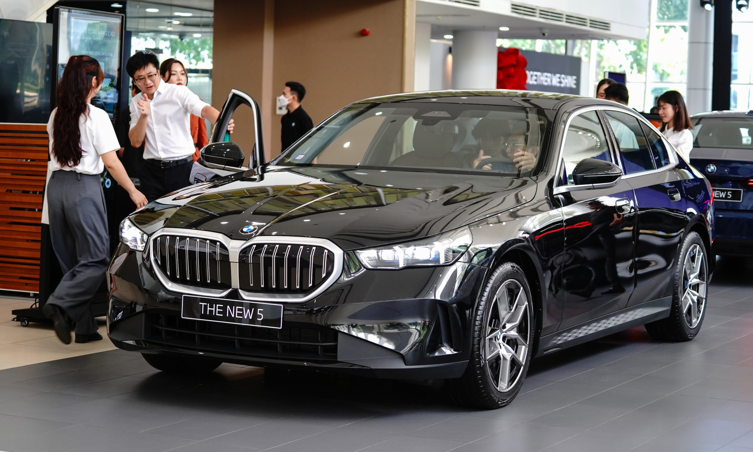 BMW Series 5 2025 - Image 2