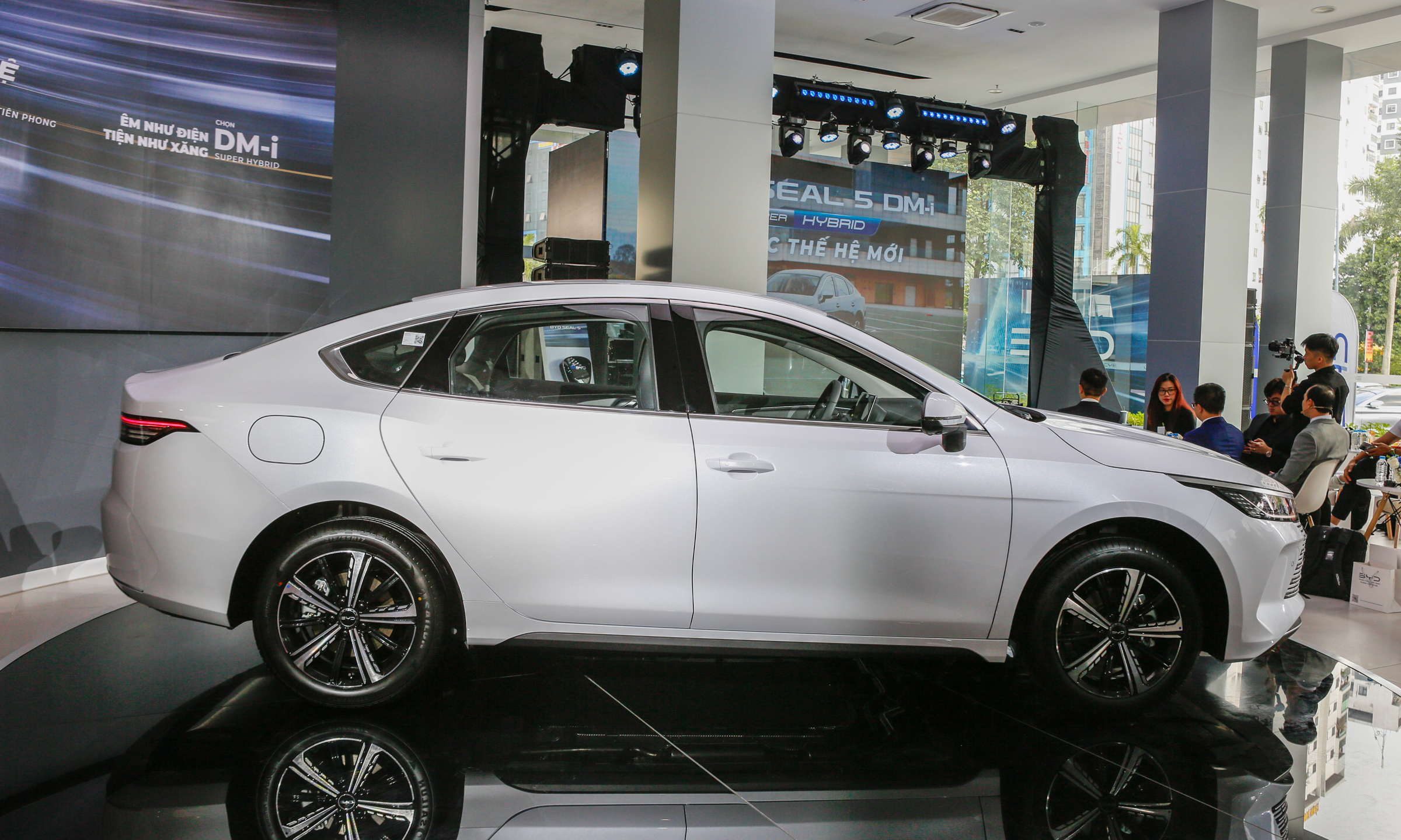 BYD Seal 5 DM-i 2025 - Image 2