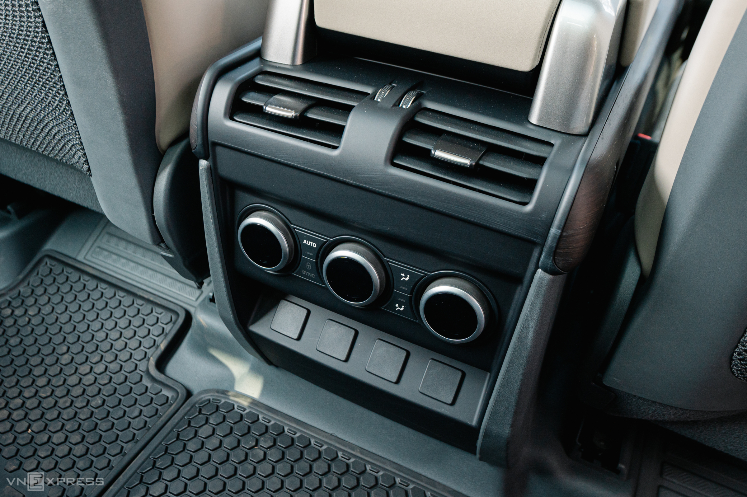 Land Rover Defender 2023 - Image 5