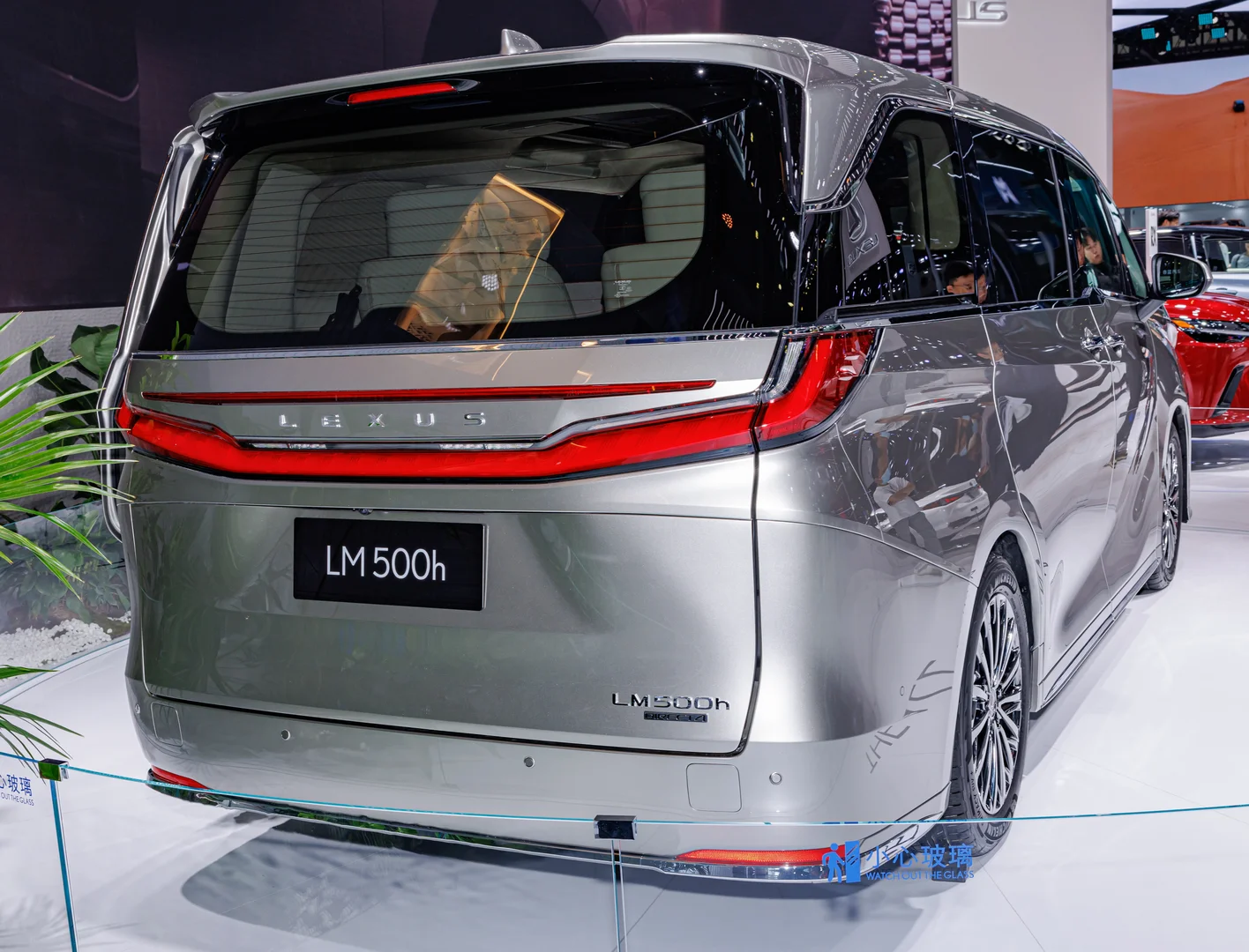 Lexus LM 500h 2025 exterior