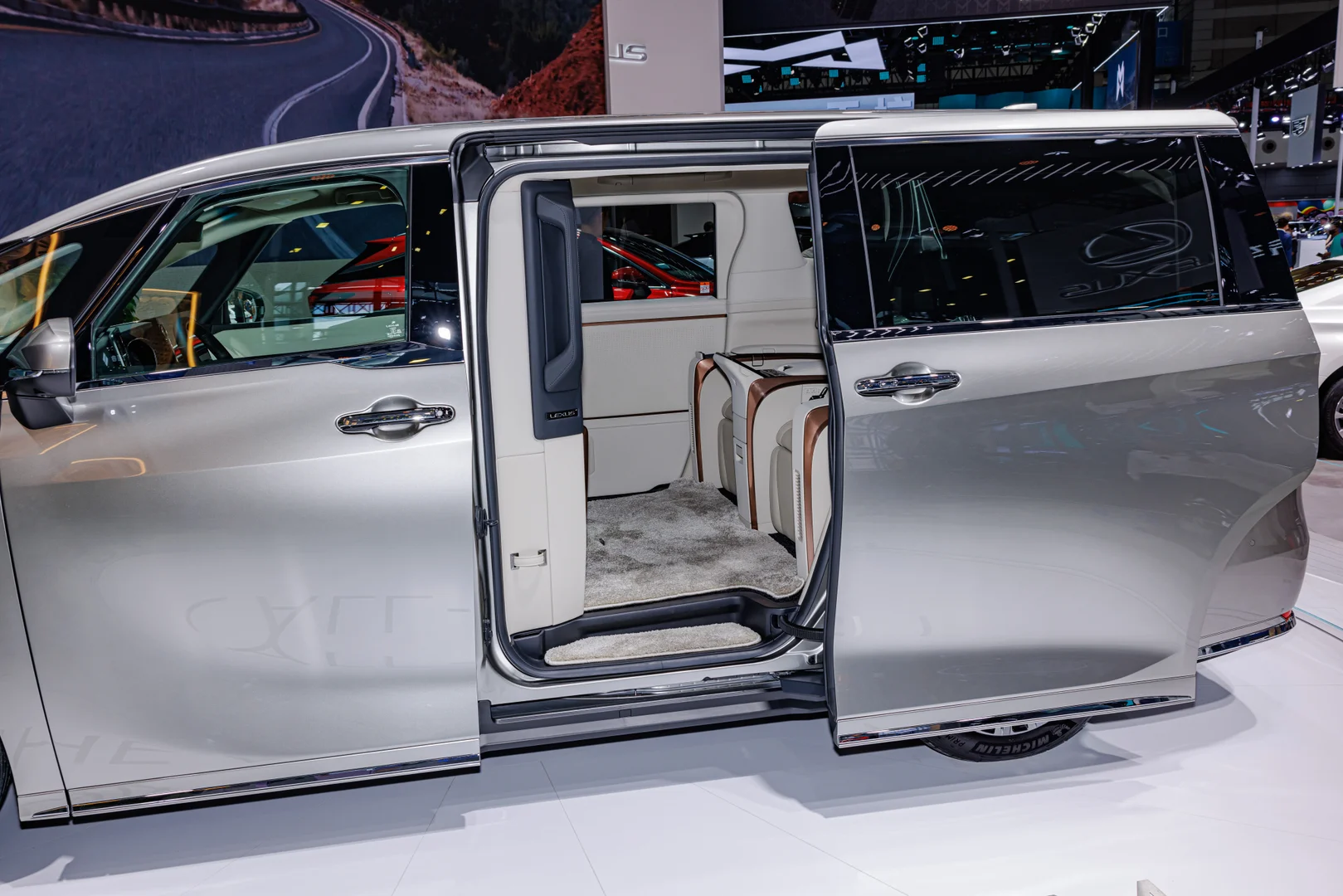 Lexus LM 500h 2025 exterior