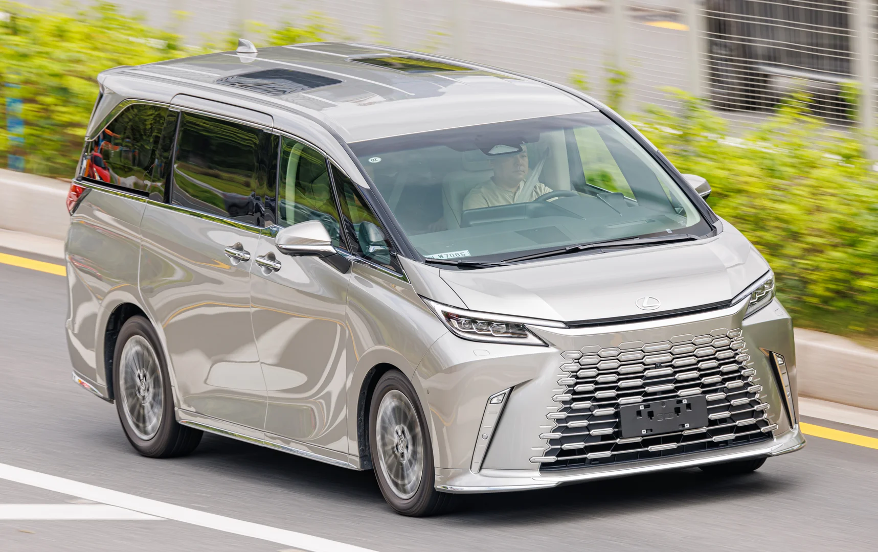 Lexus LM 500h 2025 exterior