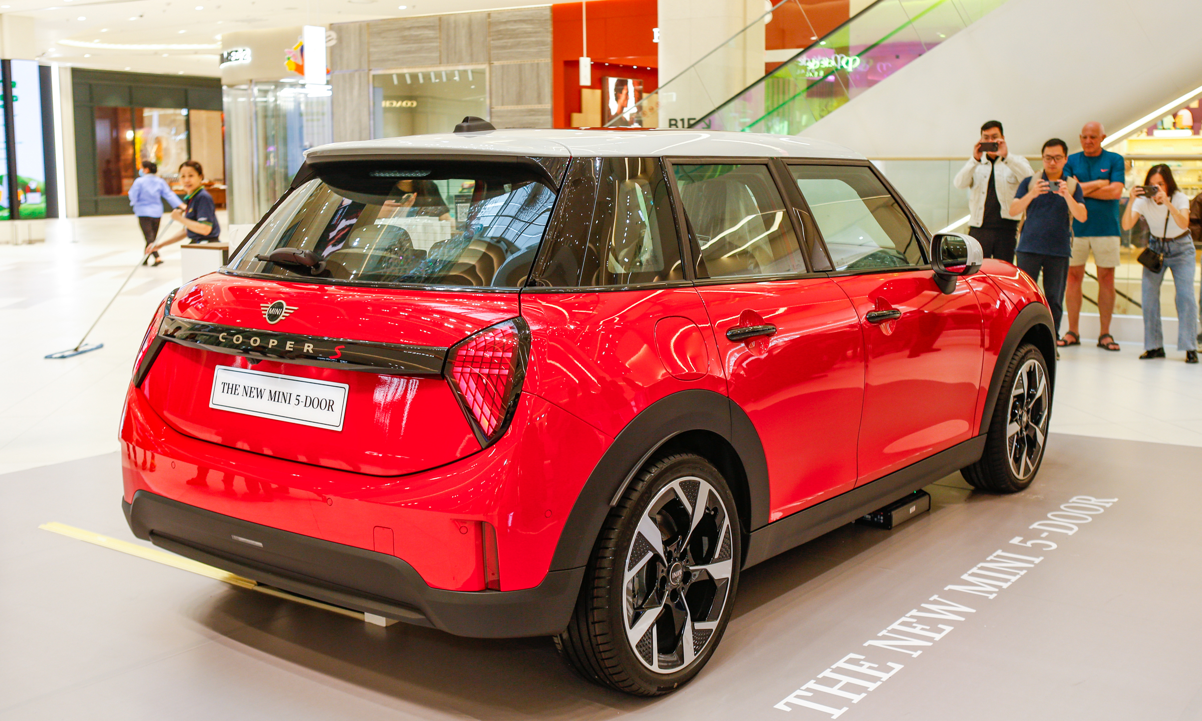 Mini 5 DOOR 2025 - Image 4