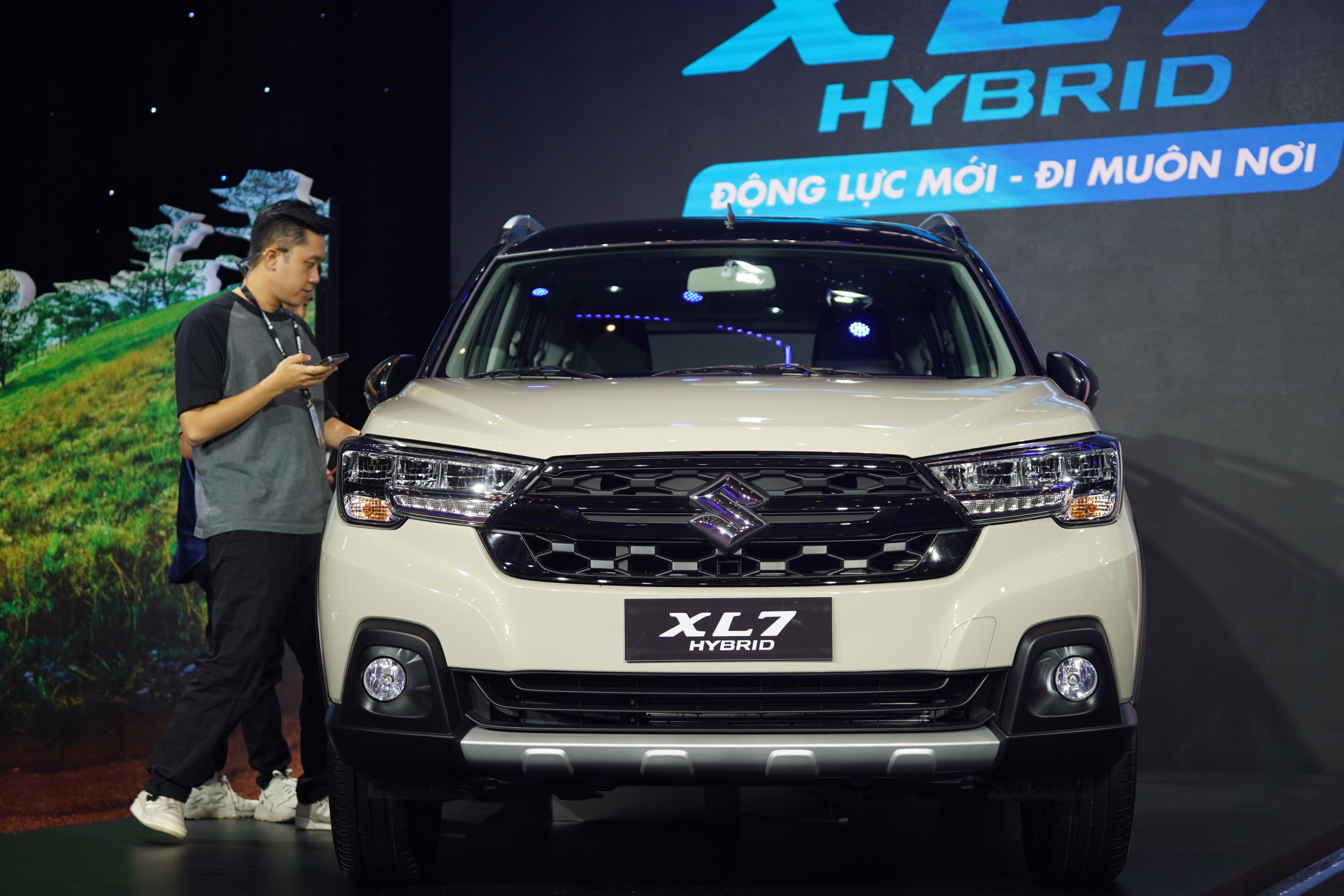 Suzuki XL7 Hybrid Black Upgrade 2024 - Image 4