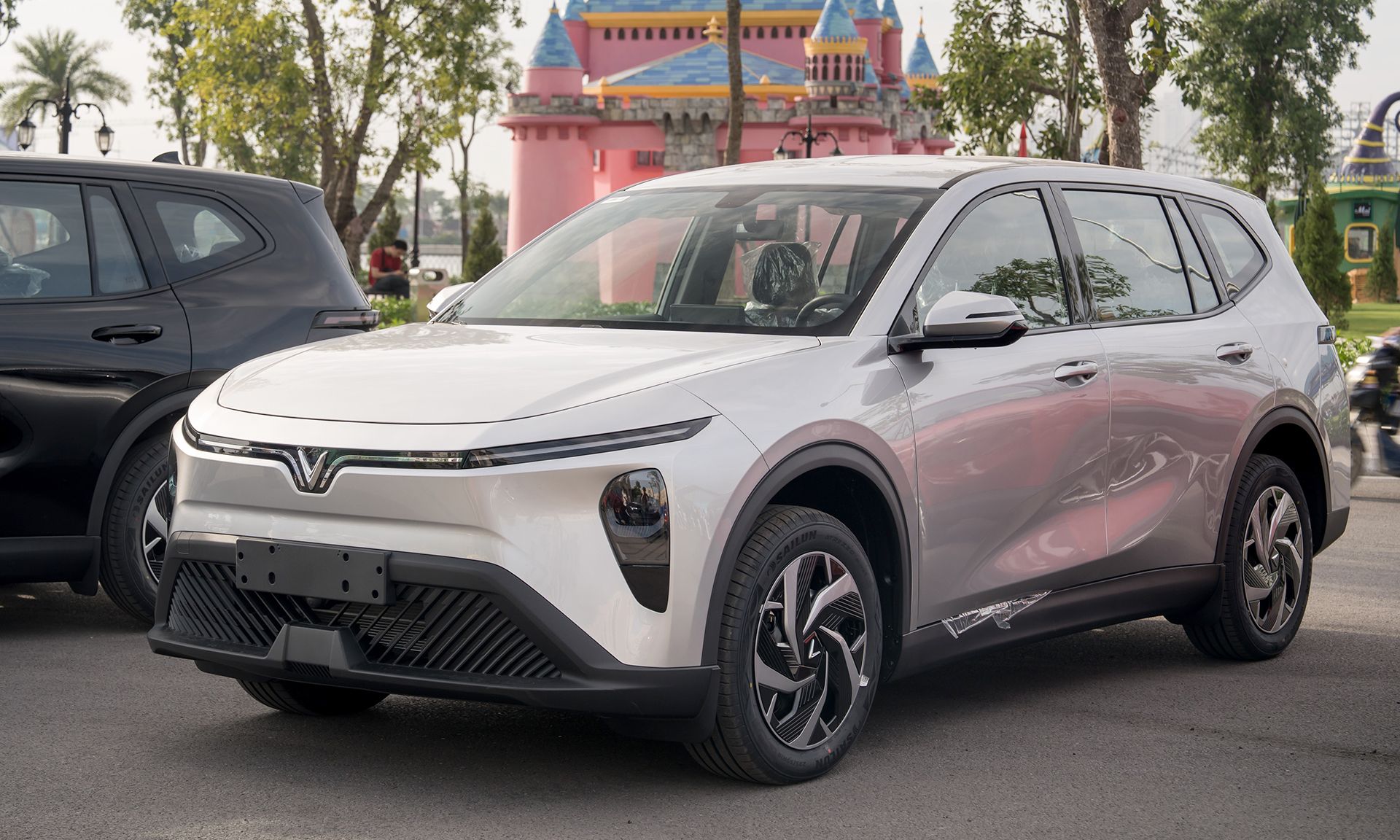 VinFast Limo Green 2025 - Image 3