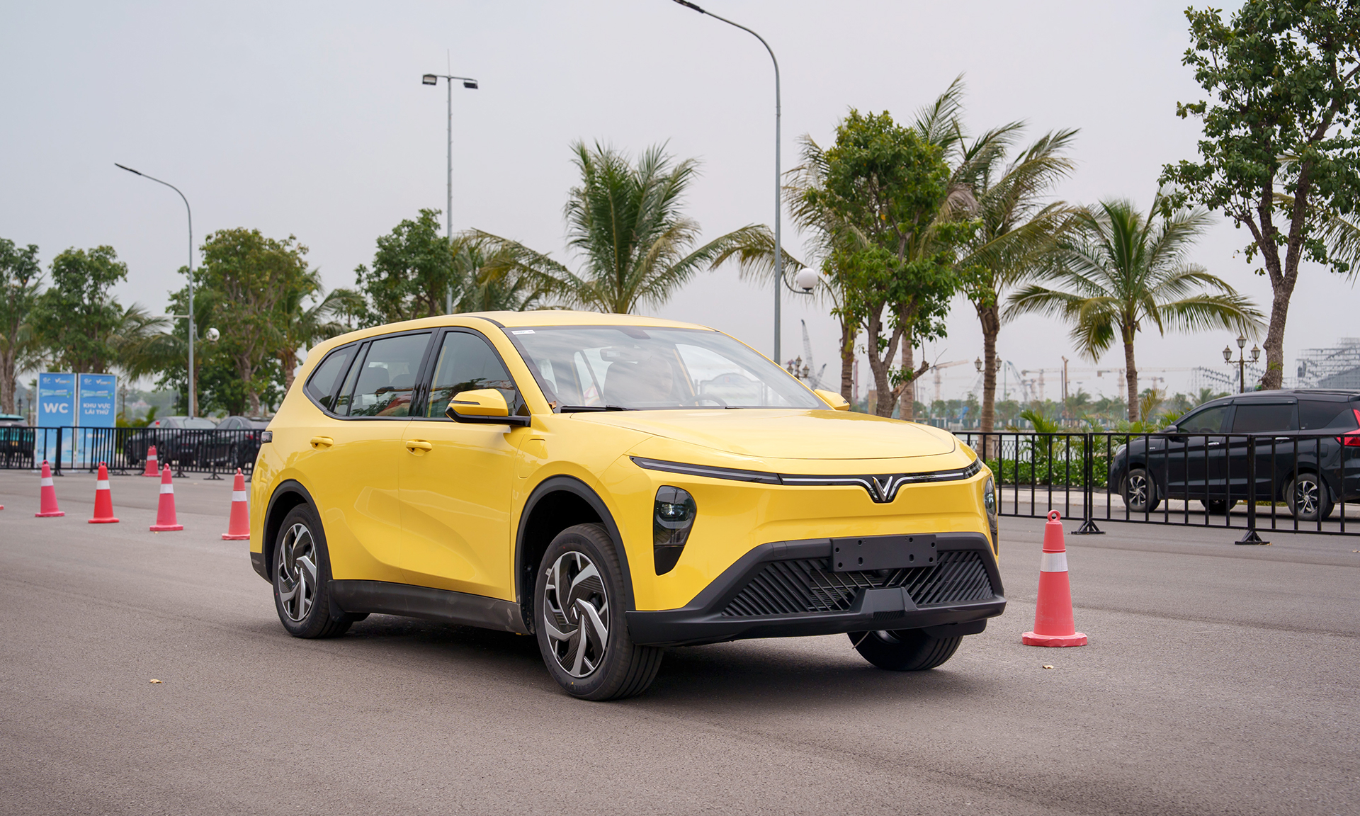 VinFast Limo Green 2025 - Image 6