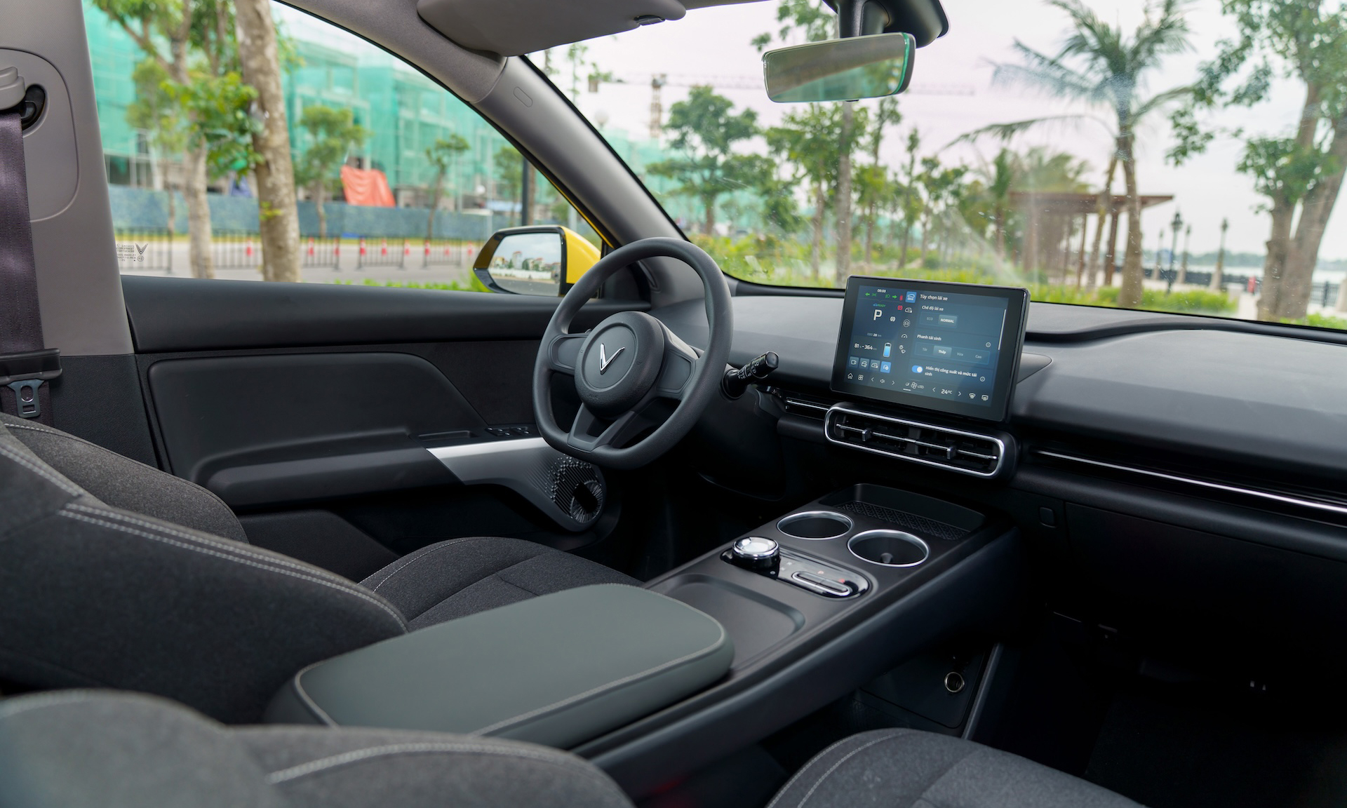 VinFast Limo Green 2025 - Image 7