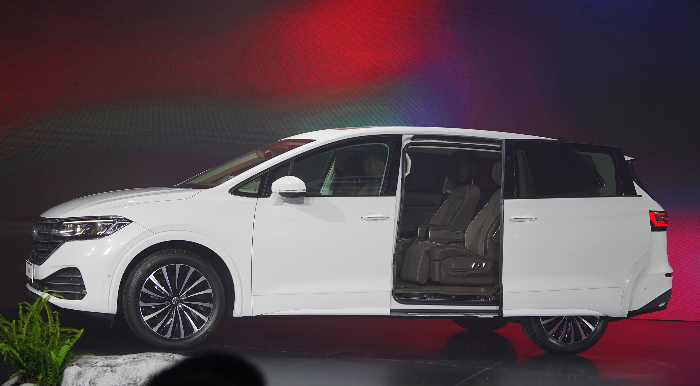 Volkswagen Viloran 2023 - Image 2