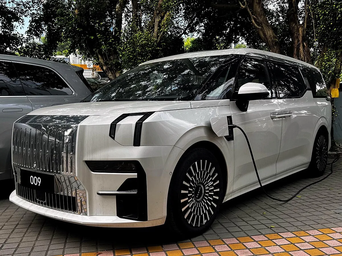 ZEEKR ZEEKR 009 2026 ZEEKR 009 6 Seater - Image 1